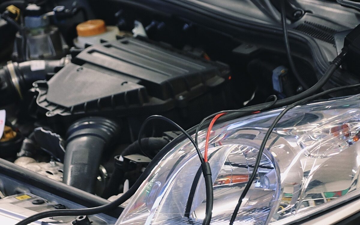 Ein Auto in der Werkstatt oder beim TÜV Ein Auto in der Werkstatt oder beim TÜV