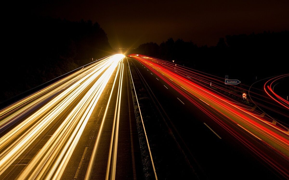 Eine Autobahn bei Nacht. Man sieht die Lichtspuren der Autos Eine Autobahn bei Nacht. Man sieht die Lichtspuren der Autos