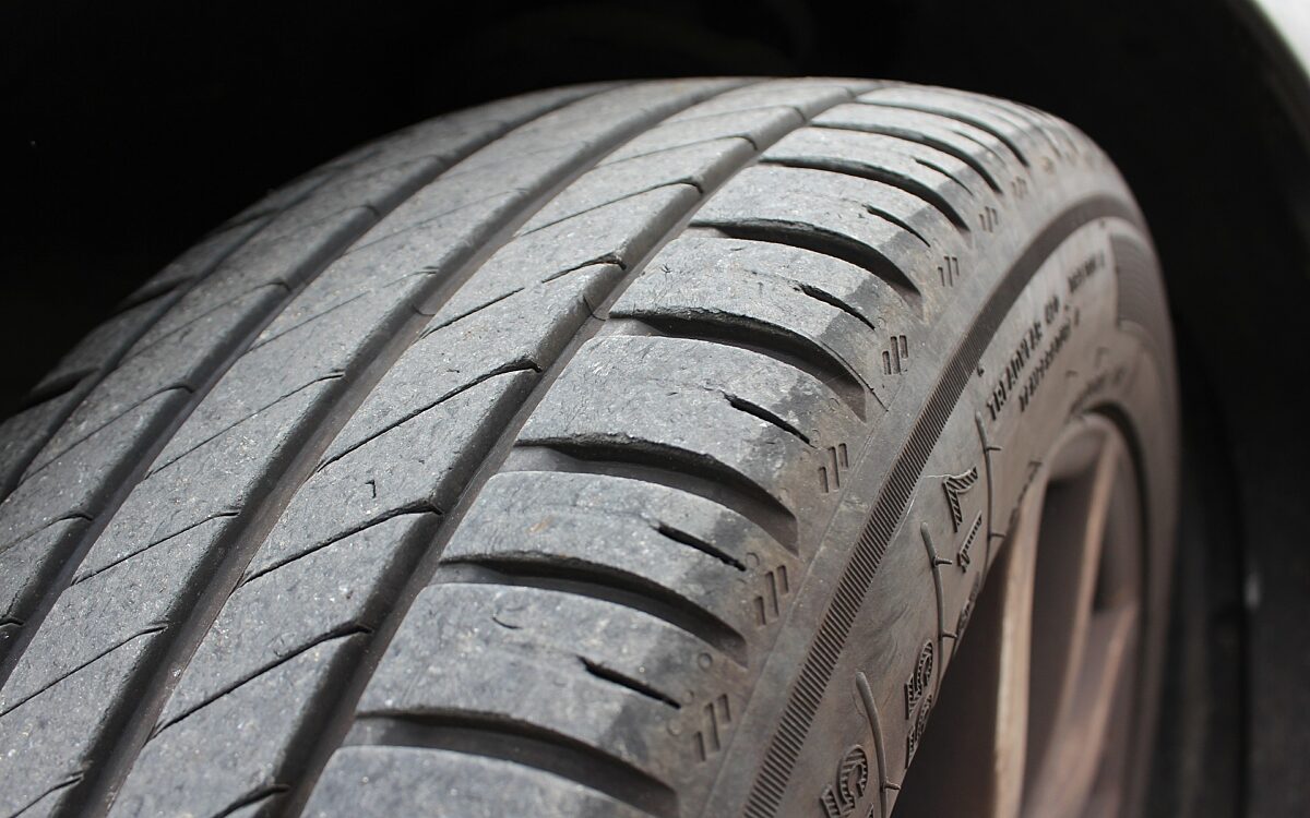 Ein Autoreifen Ein Autoreifen