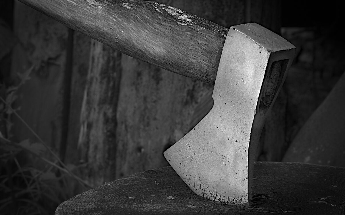 Eine Axt in einem Holzblock Eine Axt in einem Holzblock