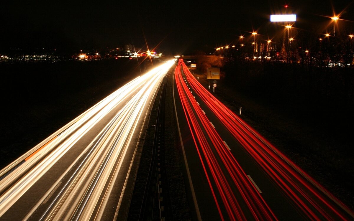 Lichtspuren von Autos in der Nacht Lichtspuren von Autos in der Nacht