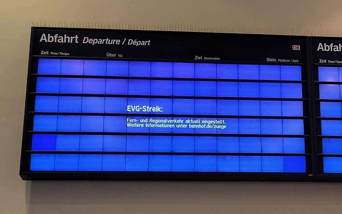 Die Anzeige am Würzburger Hauptbahnhof während des Verkehrsstreiks am 27. März 2023 Die Anzeige am Würzburger Hauptbahnhof während des Verkehrsstreiks am 27. März 2023