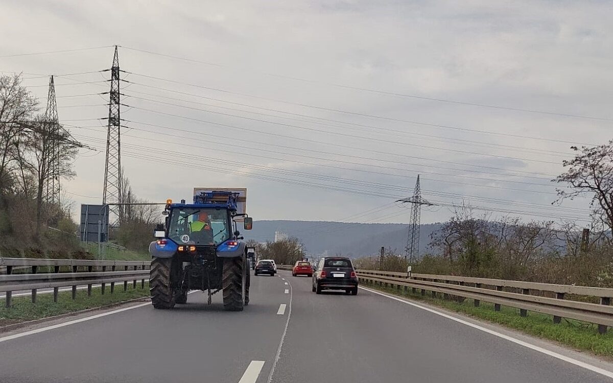 Einer der Traktoren die sich auf der B27 im Slalom aufgestellt haben Einer der Traktoren die sich auf der B27 im Slalom aufgestellt haben