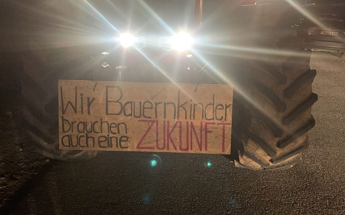 Traktoren nehmen am Landwirte-Protest teil Traktoren nehmen am Landwirte-Protest teil