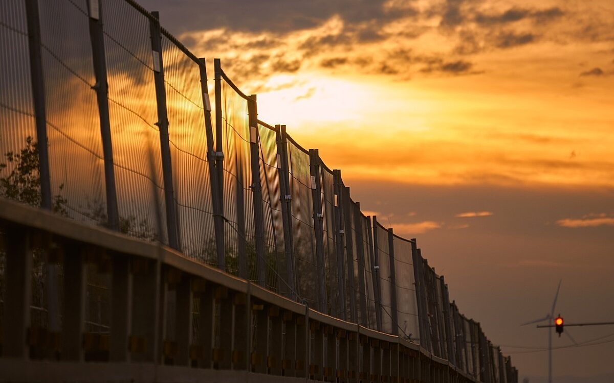 Bauzäune romantisch aneinander gereiht im Licht des Sonnenuntergangs Bauzäune romantisch aneinander gereiht im Licht des Sonnenuntergangs