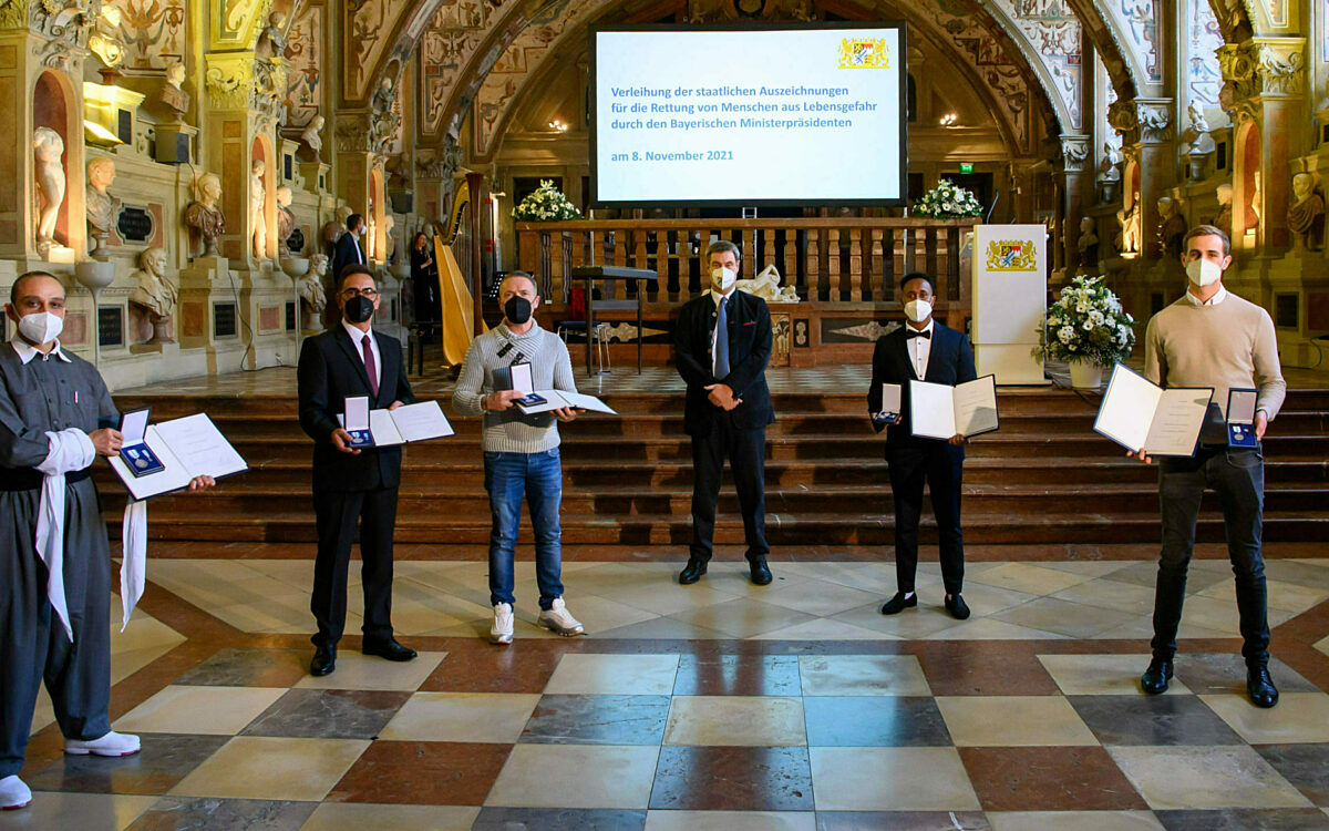Die vier ausgezeichneten Personen zeigen ihre Rettungsmedaille und stehen neben Ministerpräsident Söder Die vier ausgezeichneten Personen zeigen ihre Rettungsmedaille und stehen neben Ministerpräsident Söder