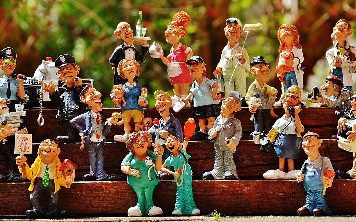 Spielfiguren stellen verschiedene Berufe dar Spielfiguren stellen verschiedene Berufe dar