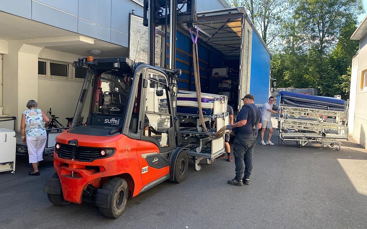 Ausrangierte Klinikbetten des Klinikum Main-Spessart werden in einen LKW für die Ukraine verladen. Ausrangierte Klinikbetten des Klinikum Main-Spessart werden in einen LKW für die Ukraine verladen.