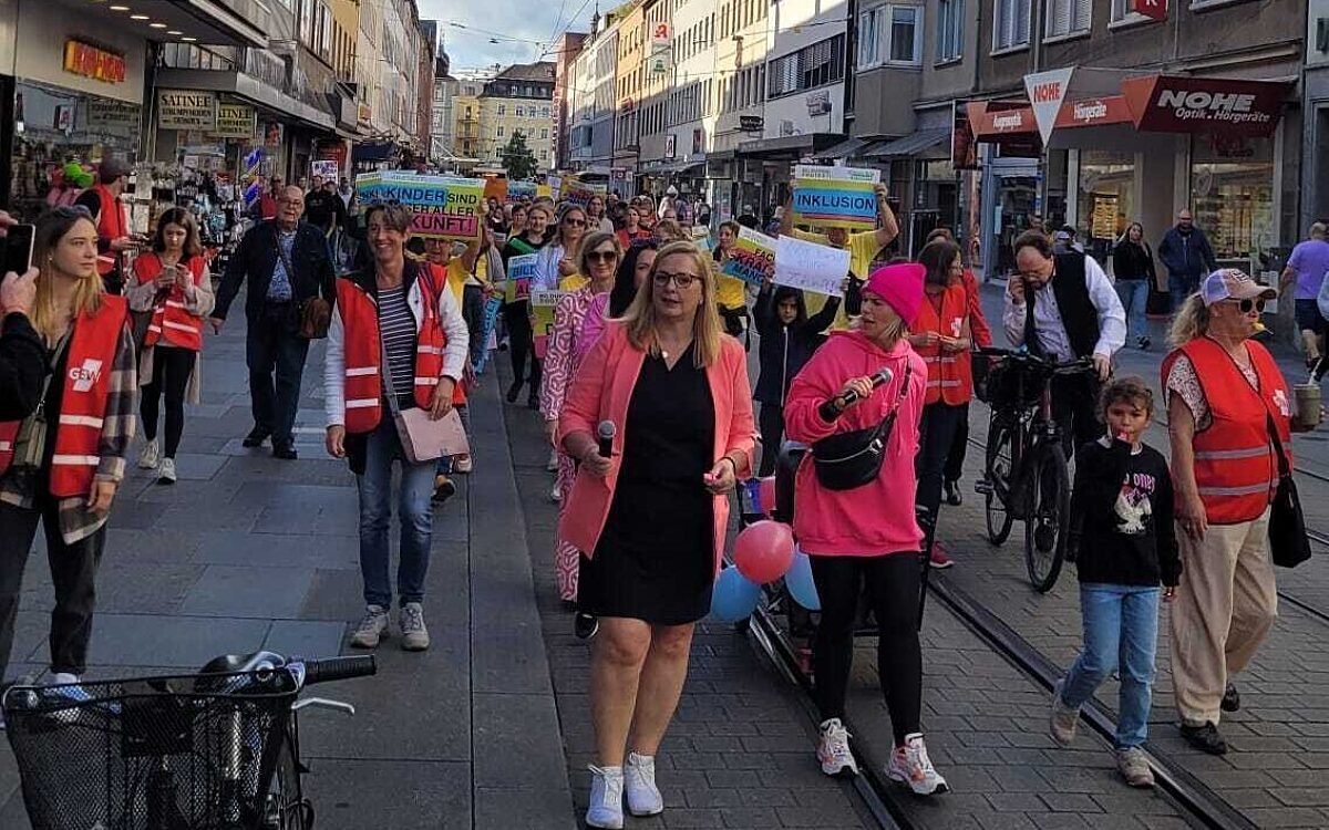Demonstranten für mehr Bildung ziehen durch die Würzburger Innenstadt Demonstranten für mehr Bildung ziehen durch die Würzburger Innenstadt