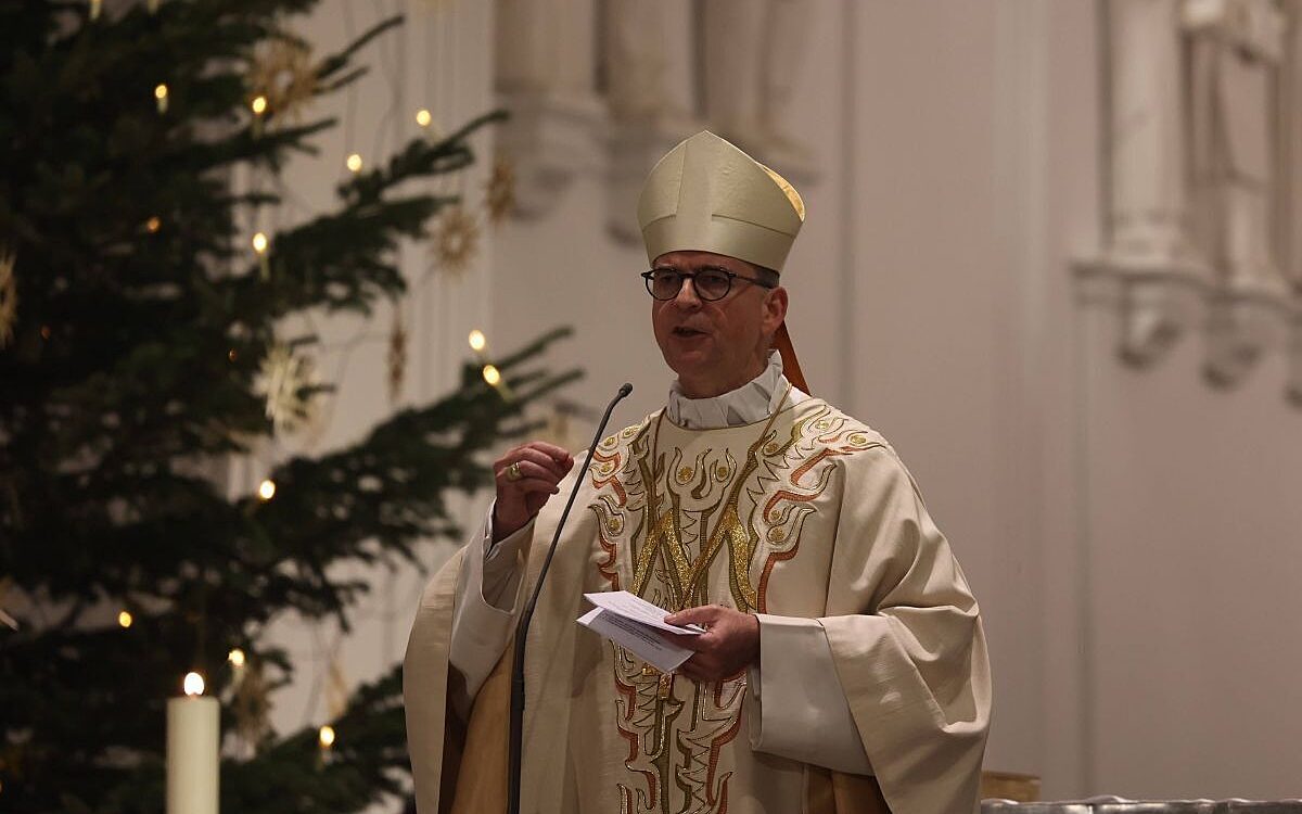 Bischof Franz Jung während einem Gottesdienst im Würzburger Dom an Weihnachten 2022 Bischof Franz Jung während einem Gottesdienst im Würzburger Dom an Weihnachten 2022
