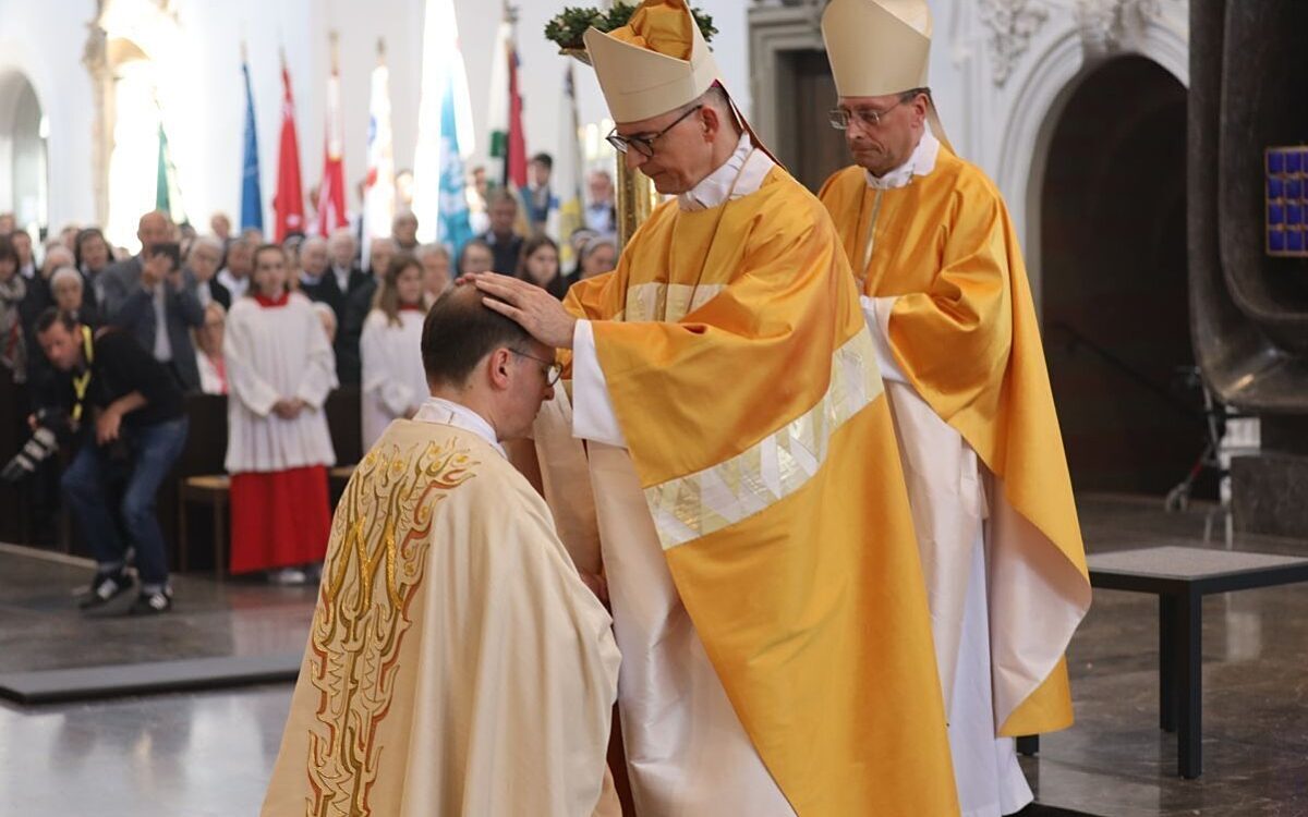 Bischof Franz Jung segnet den neuen Würzburger Weihbischof Paul Reder Bischof Franz Jung segnet den neuen Würzburger Weihbischof Paul Reder