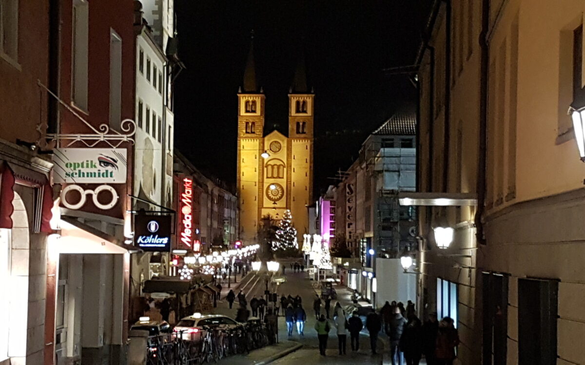 Der Blick von der Alten Mainbrücke in Würzburg auf den Dom bei Nacht Der Blick von der Alten Mainbrücke in Würzburg auf den Dom bei Nacht