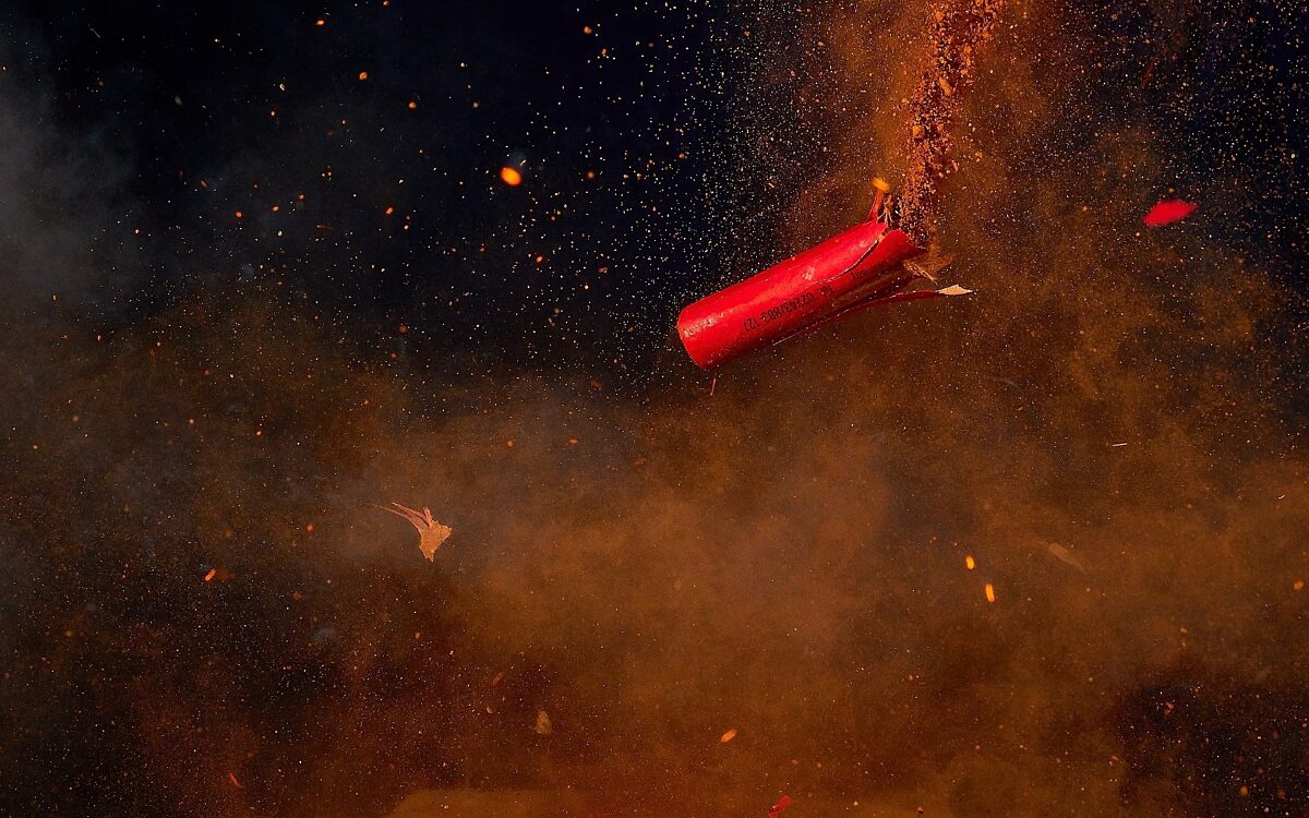 Ein Böller explodiert Ein Böller explodiert