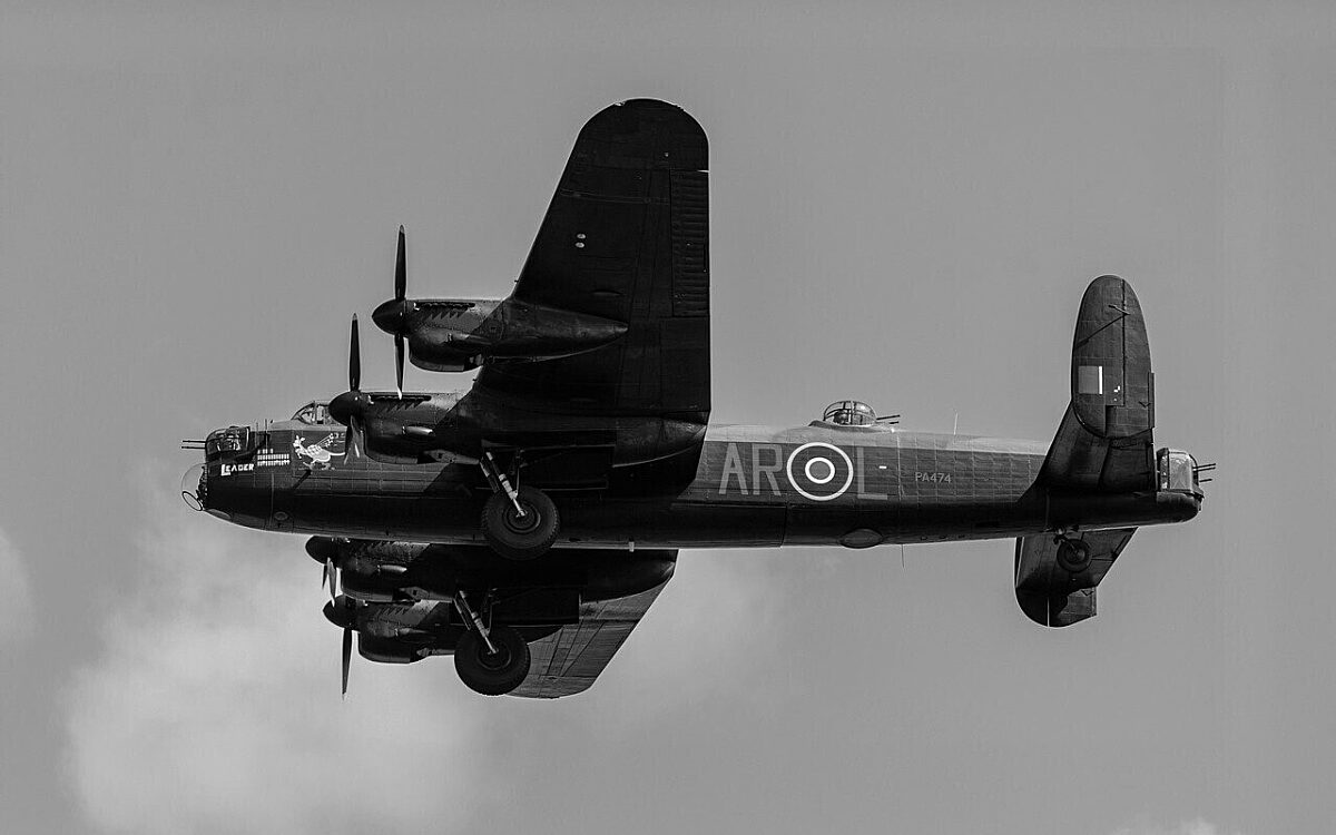 Ein britischer Bomber aus dem zweiten Weltkrieg am Himmel Ein britischer Bomber aus dem zweiten Weltkrieg am Himmel
