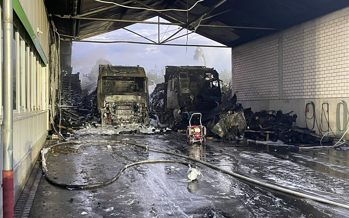 Zwei ausgebrannte LKW stehen in einer Halle Zwei ausgebrannte LKW stehen in einer Halle