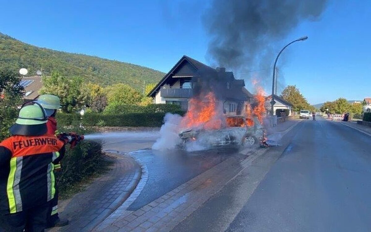 Auf einer Straße in Lohr-Steinbach steht ein PKW in Flammen Auf einer Straße in Lohr-Steinbach steht ein PKW in Flammen