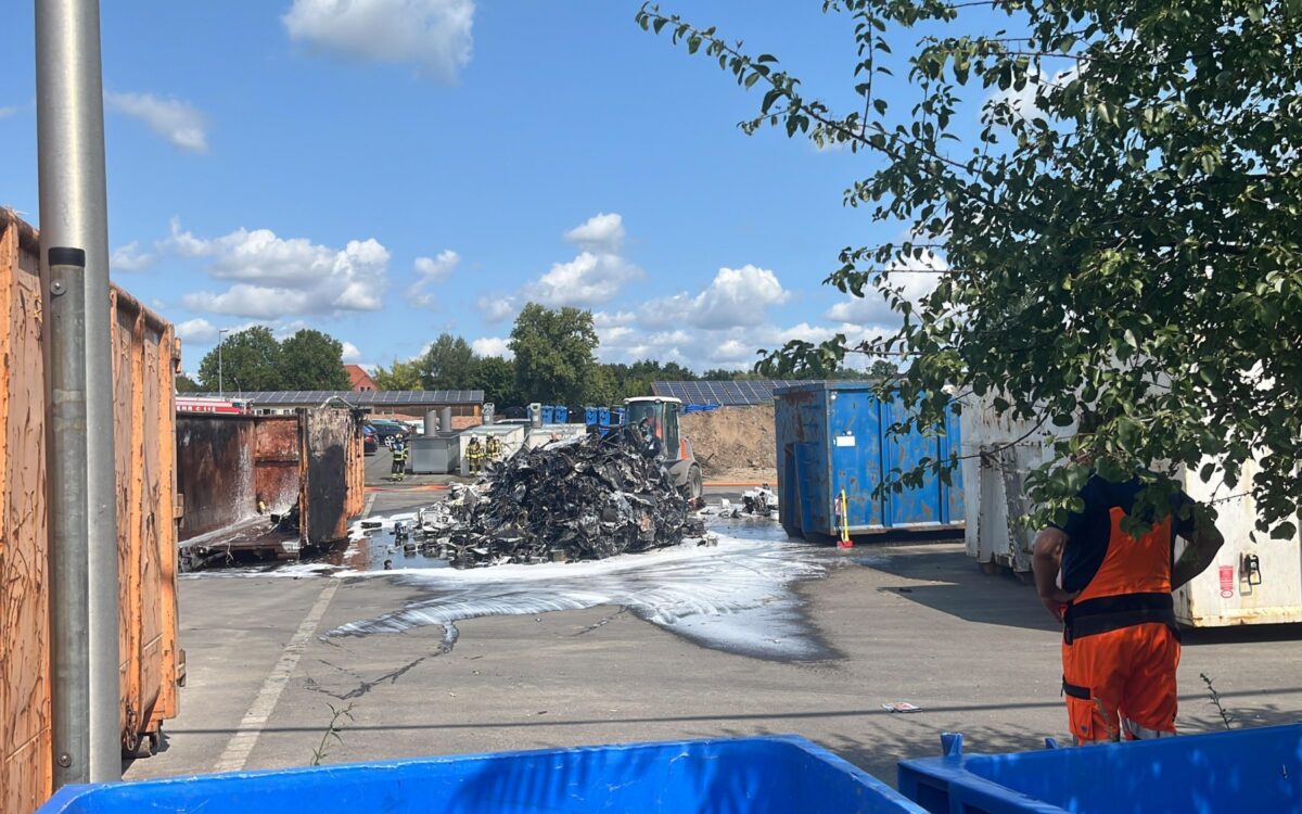 Dieser Container hat gebrannt. Elektroschrott hatte Feuer gefangen. Dieser Container hat gebrannt. Elektroschrott hatte Feuer gefangen.