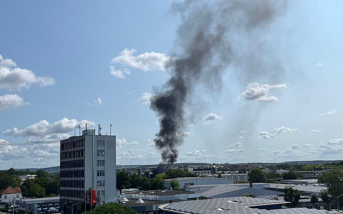 Diese Rauchwolke stand am Mittwochvormittag über Schweinfurt Diese Rauchwolke stand am Mittwochvormittag über Schweinfurt