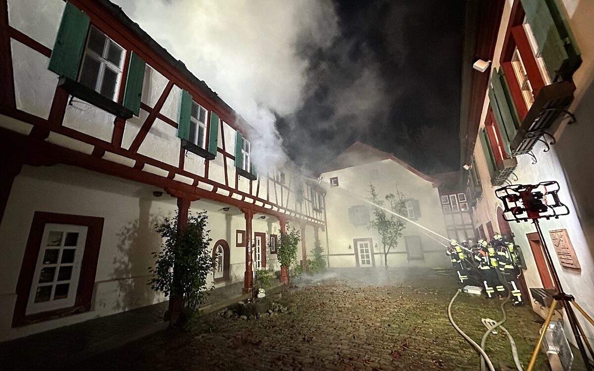 Feuerwehrleute löschen den brennenden Dachstuhl der Weißen Mühle Feuerwehrleute löschen den brennenden Dachstuhl der Weißen Mühle
