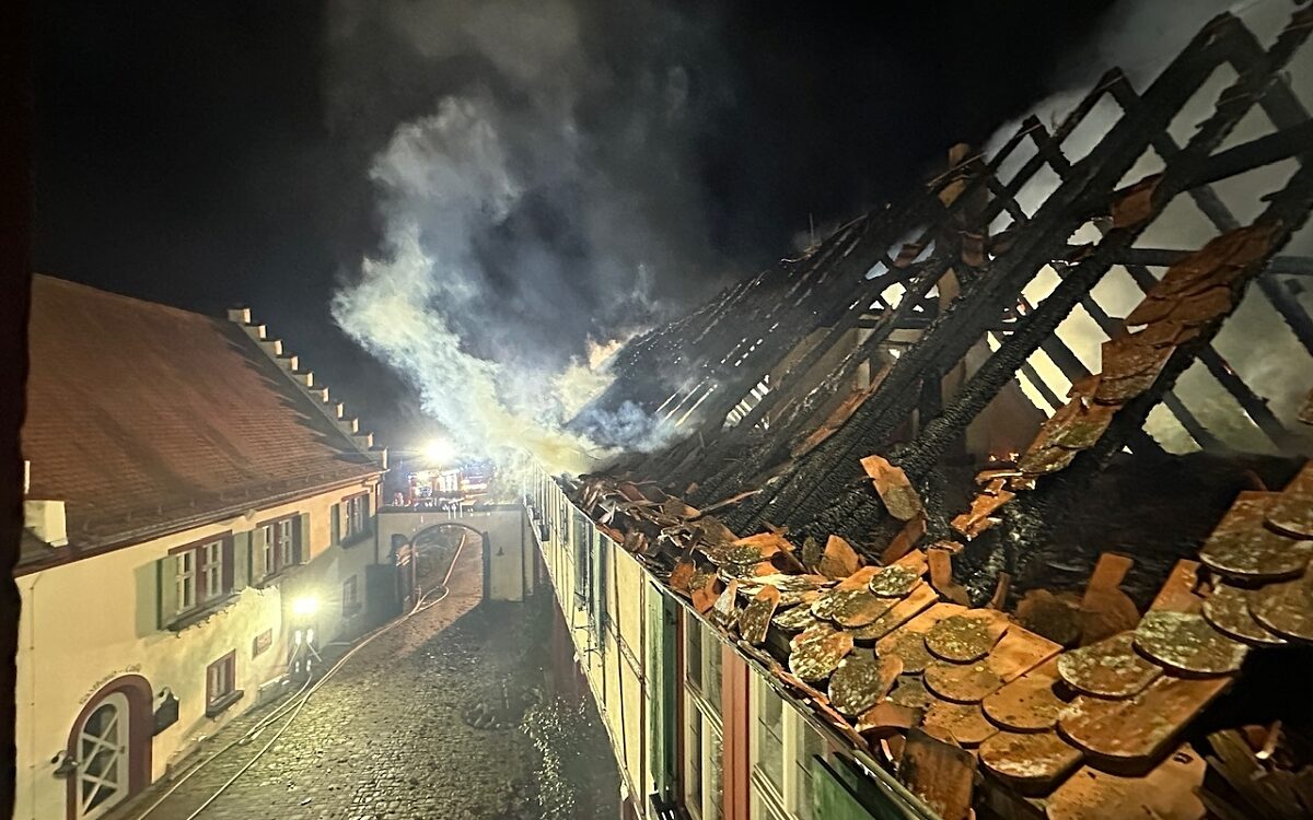 Der Dachstuhl des Wohntrakts wurde komplett zerstört. Der Dachstuhl des Wohntrakts wurde komplett zerstört.