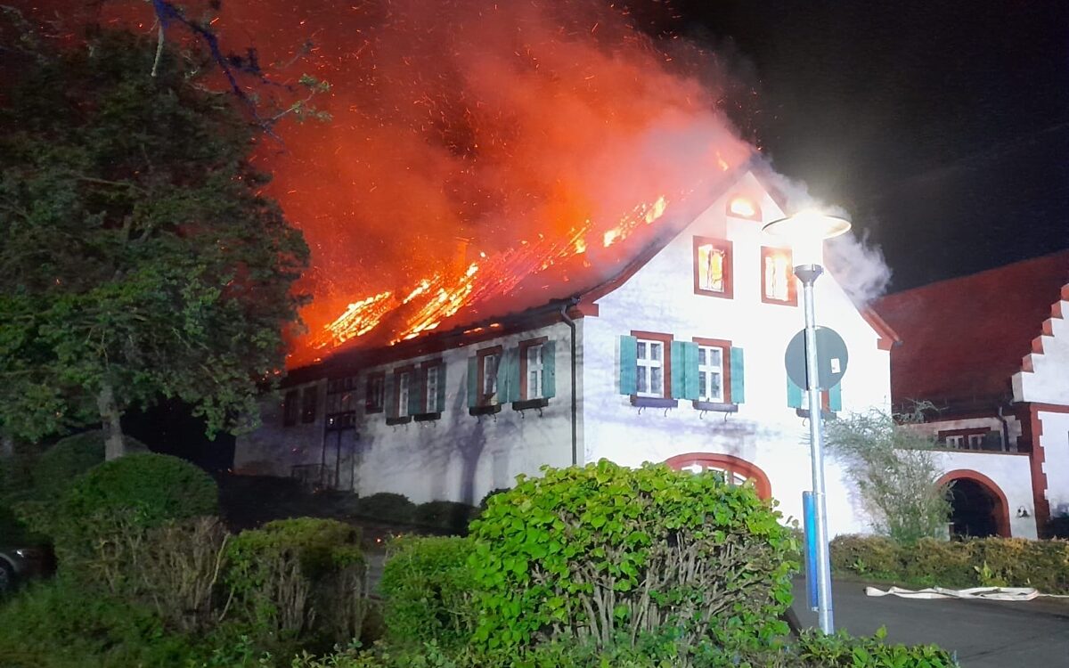 Der Dachstuhl der Weißen Mühle stand komplett in Flammen. Das Feuer schlägt aus dem Dachstuhl. Der Dachstuhl der Weißen Mühle stand komplett in Flammen. Das Feuer schlägt aus dem Dachstuhl.