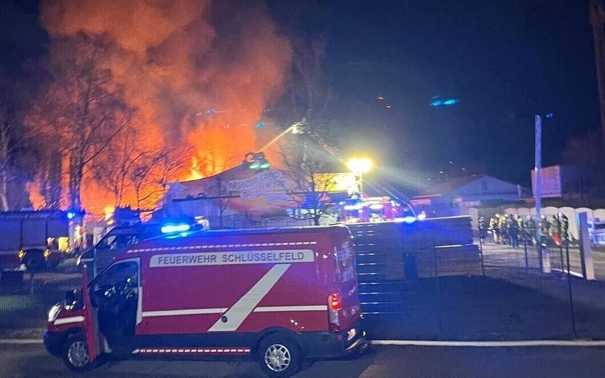 Flammen schlagen aus dem Eingangsbereich des Freizeitland Geiselwind Flammen schlagen aus dem Eingangsbereich des Freizeitland Geiselwind