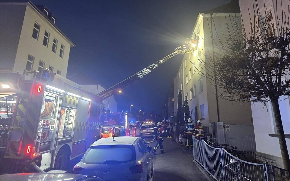 Die Drehleiter der Feuerwehr an einem Haus Feuerwehr Brand Grombühl