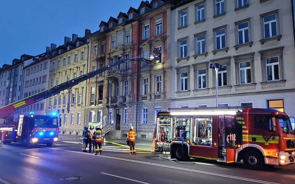 Ein Leiterwagen ist zum Fenster einer Wohnung im Haugerring ausgefahren Ein Leiterwagen ist zum Fenster einer Wohnung im Haugerring ausgefahren