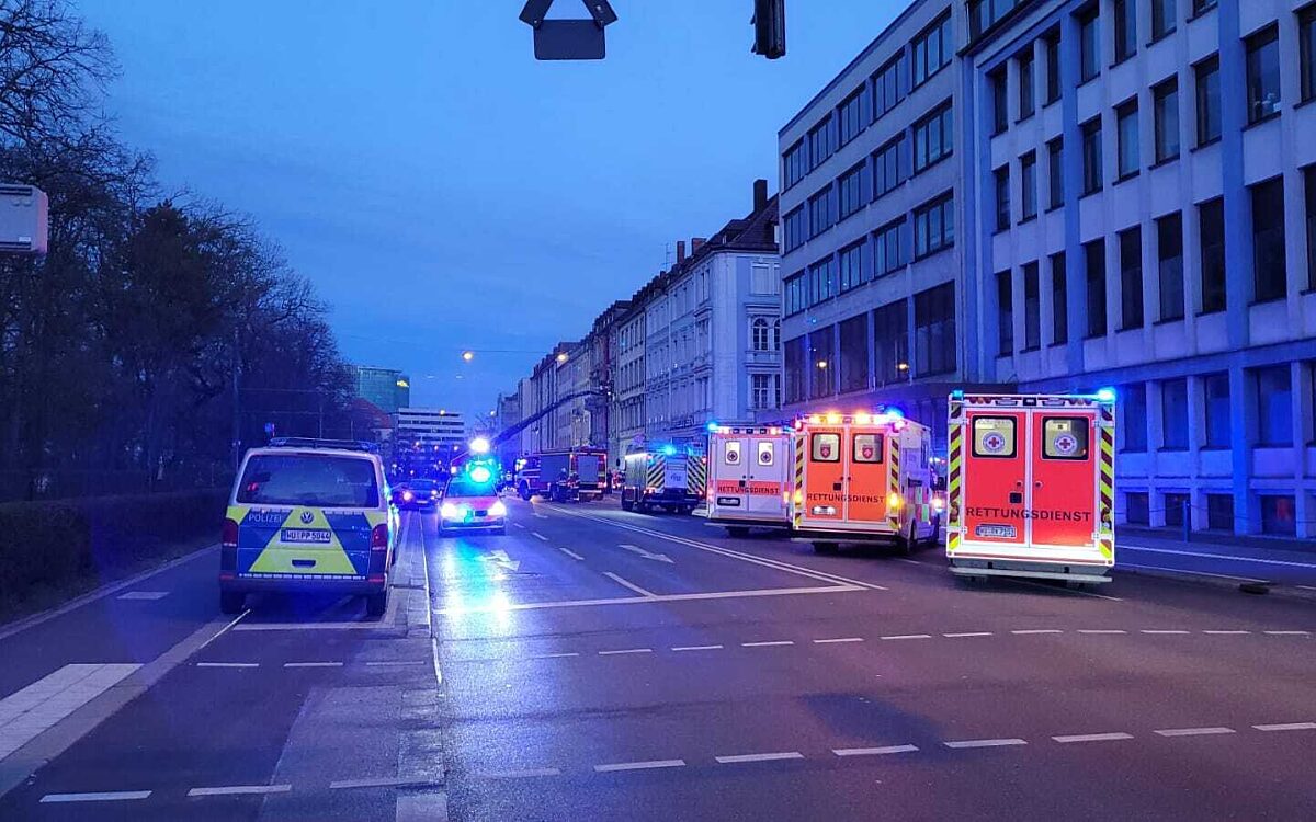 Einsatzfahrzeuge stehen auf dem Haugerring, wo es in einem Mehrfamilienhaus gebrannt hat Einsatzfahrzeuge stehen auf dem Haugerring, wo es in einem Mehrfamilienhaus gebrannt hat