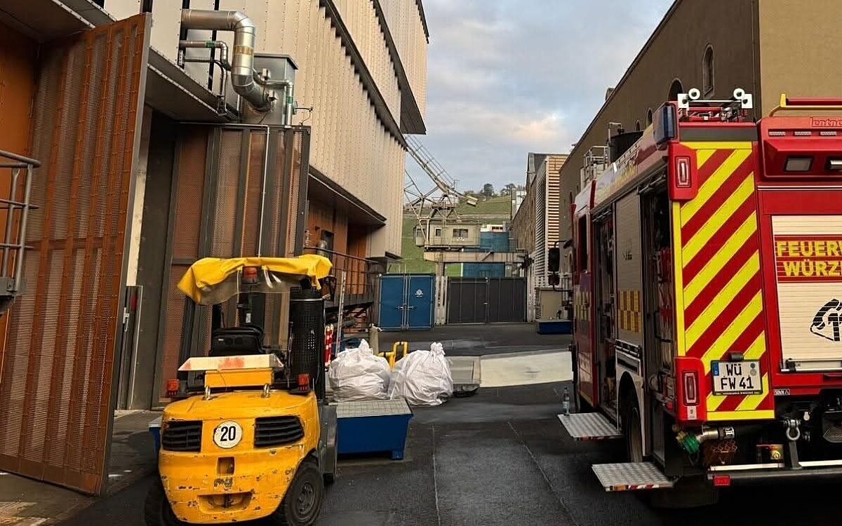 Ein Feuerwehrfahrzeug steht am Heizkraftwerk in Würzburg