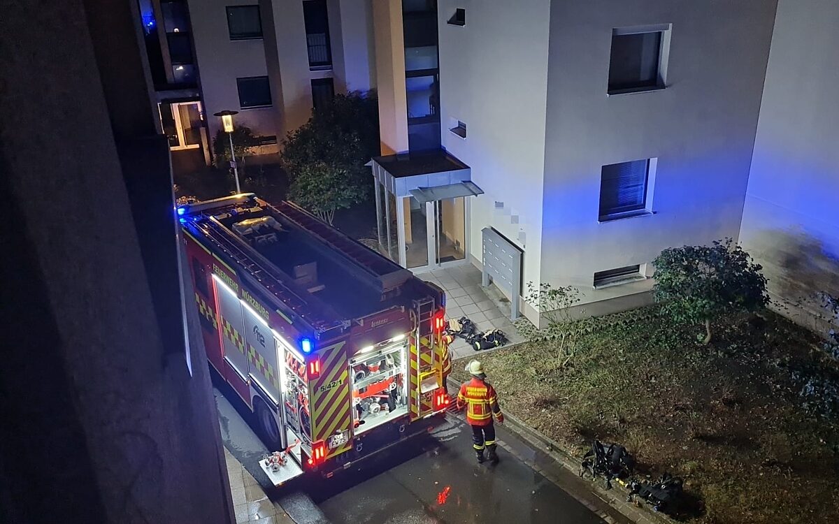 Ein Feuerwehrfahrzeug steht vor einem Haus am Heuchelhof Ein Feuerwehrfahrzeug steht vor einem Haus am Heuchelhof