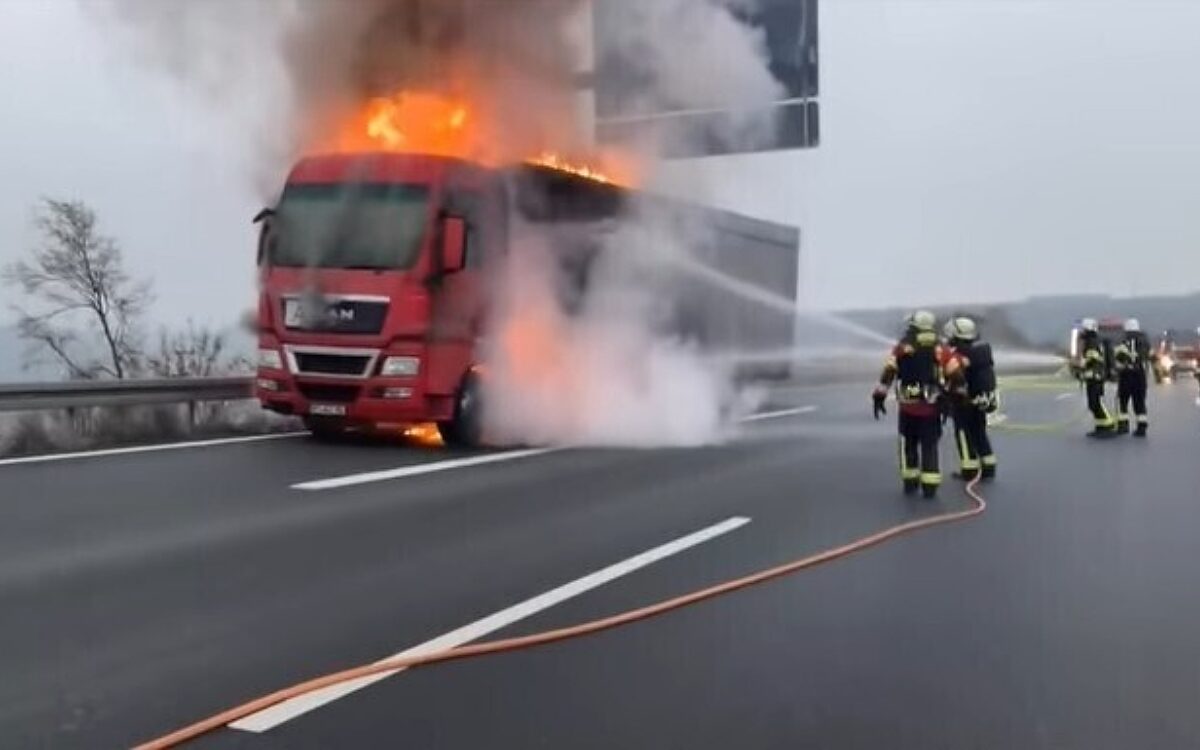 Ein Sattelzug brennt auf der A3. Feuerwehrleute löschen Ein Sattelzug brennt auf der A3. Feuerwehrleute löschen