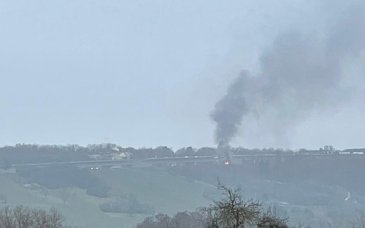 Ein LKW brennt. Die Rauchsäule ist weithin sichtbar. Hier zum Beispiel von Randersacker aus Ein LKW brennt. Die Rauchsäule ist weithin sichtbar. Hier zum Beispiel von Randersacker aus
