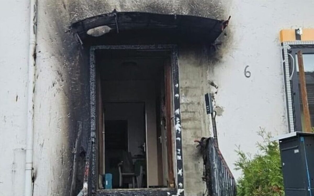 Eine brandbeschädigte Eingangstüre Brand Wohnhaus Marktheidenfeld 20112025