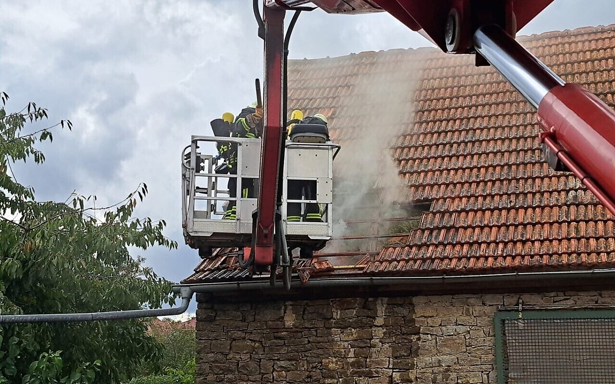 Die Feuerwehr löscht per Hebebühne das Dach einer Scheune. Die Feuerwehr löscht per Hebebühne das Dach einer Scheune.