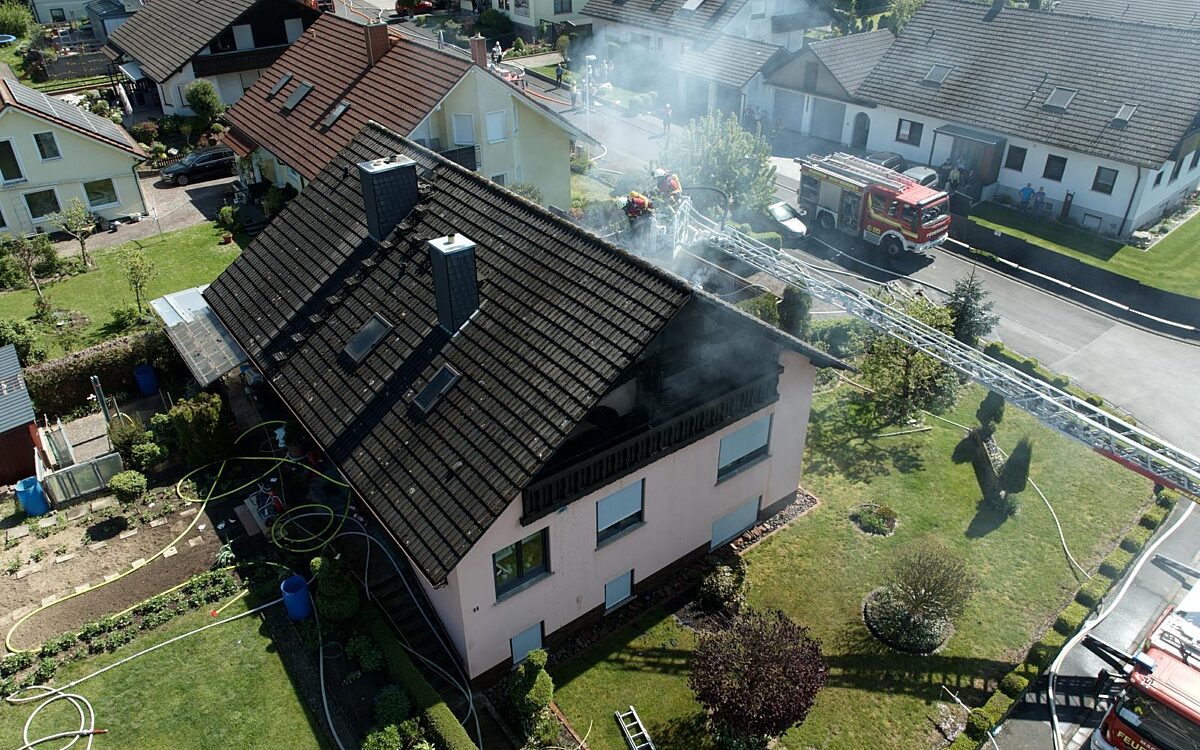 Aus einem Wohnhaus steigt Rauch auf Aus einem Wohnhaus steigt Rauch auf