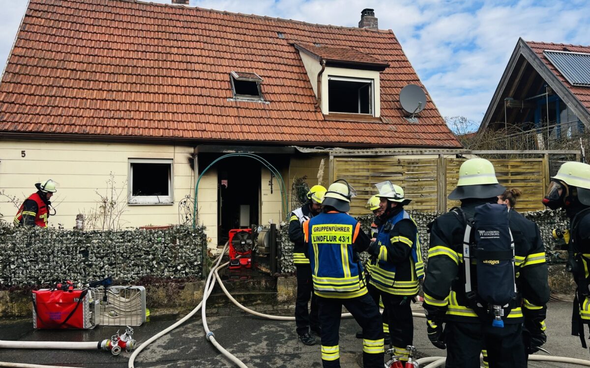 Feuerwehrleute stehen vor einem Wohnhaus in Uengershausen, in dem es gebrannt hat. Man sieht dass das Erdgeschoss stark betroffen ist Feuerwehrleute stehen vor einem Wohnhaus in Uengershausen, in dem es gebrannt hat. Man sieht dass das Erdgeschoss stark betroffen ist