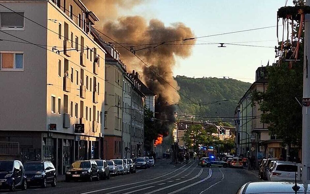 Flammen schlagen aus einem Haus in der Würzburger Zellerau. Eine dunkle Rauchsäule steigt auf Flammen schlagen aus einem Haus in der Würzburger Zellerau. Eine dunkle Rauchsäule steigt auf