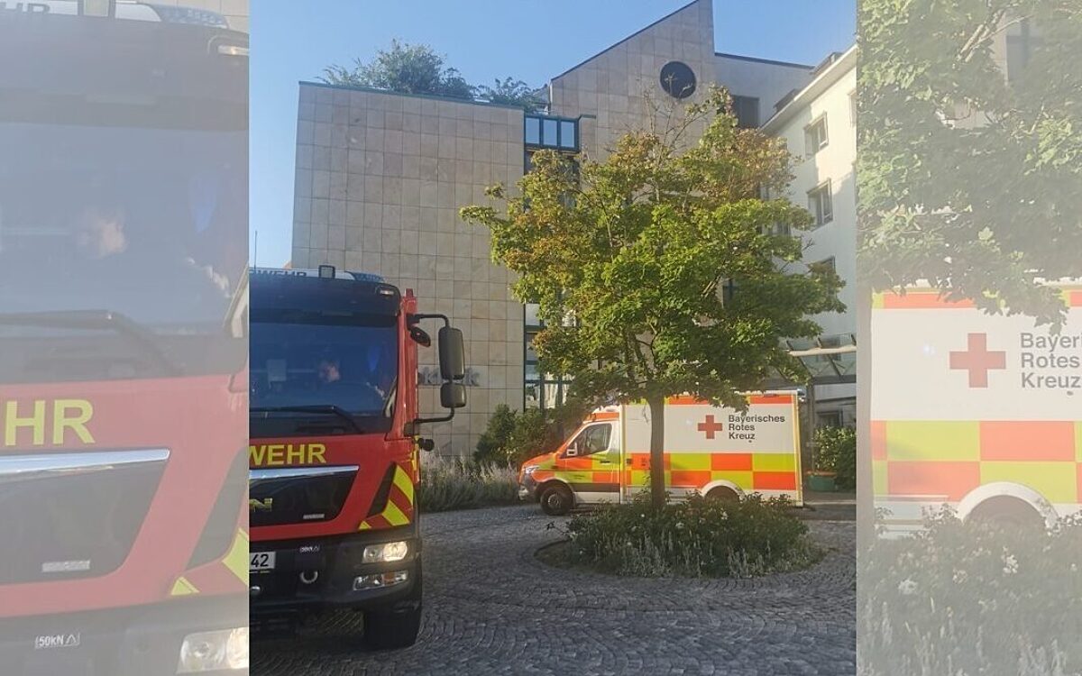 Ein Fahrzeug des BRK und der Feuerwehr stehen vor dem Haupteingang der Missio-Klinik Ein Fahrzeug des BRK und der Feuerwehr stehen vor dem Haupteingang der Missio-Klinik