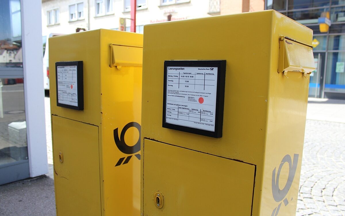Zwei Briefkästen der Deutschen Post stehen am Straßenrand Zwei Briefkästen der Deutschen Post stehen am Straßenrand