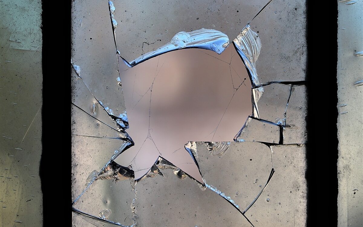 Symbolbild Fensterscheibe eingeworfen Symbolbild Fensterscheibe eingeworfen