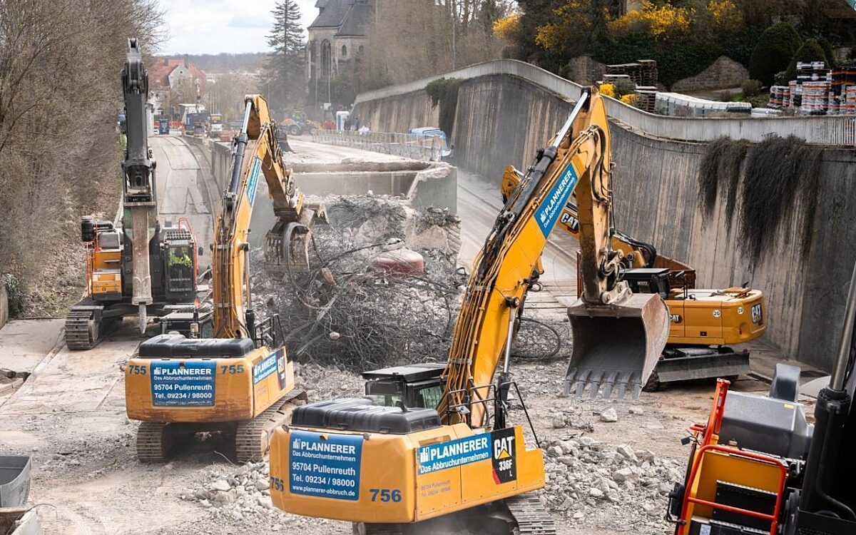 Bagger knabbern die Reste der Brücke an der Südtangente in Ochsenfurt ab Bagger knabbern die Reste der Brücke an der Südtangente in Ochsenfurt ab