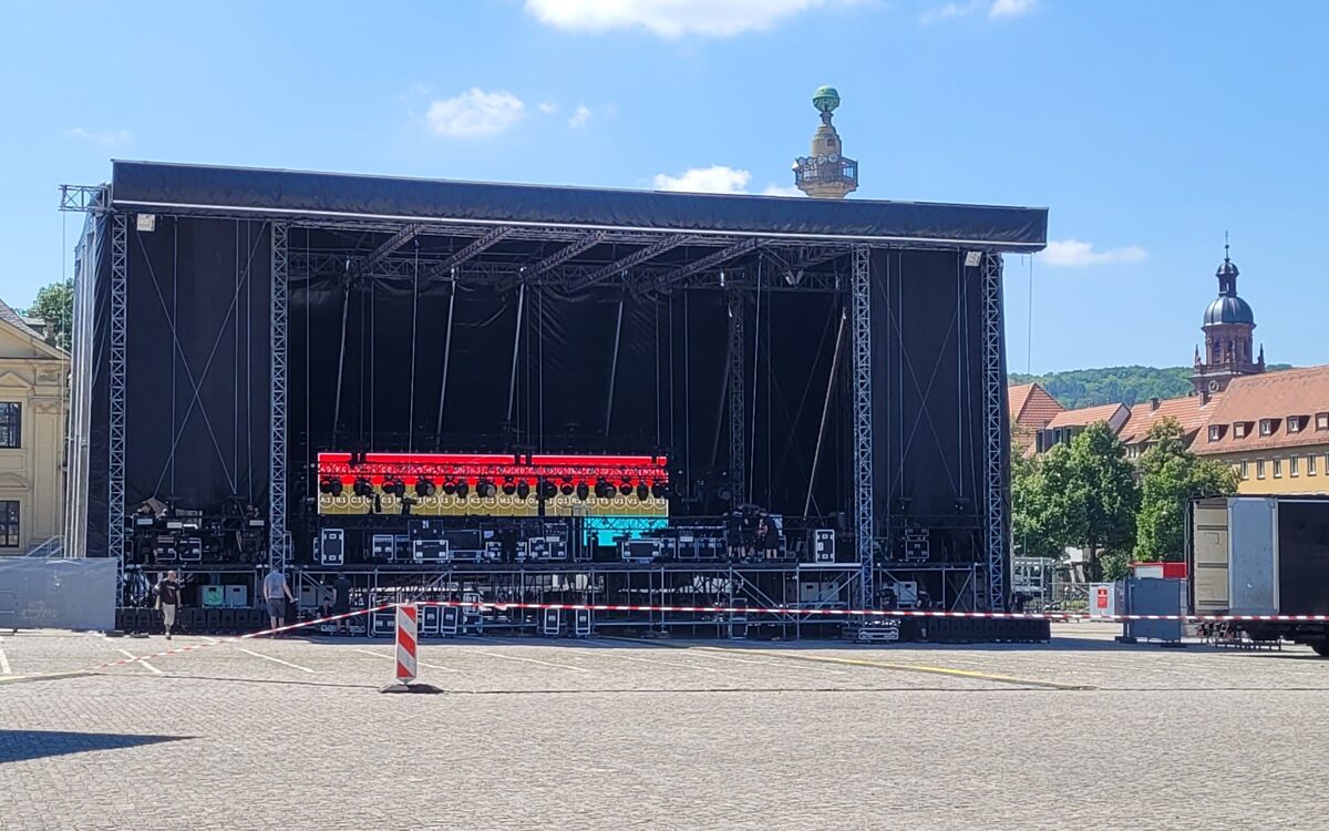 Eine Bühne am Residenzplatz Eine Bühne am Residenzplatz