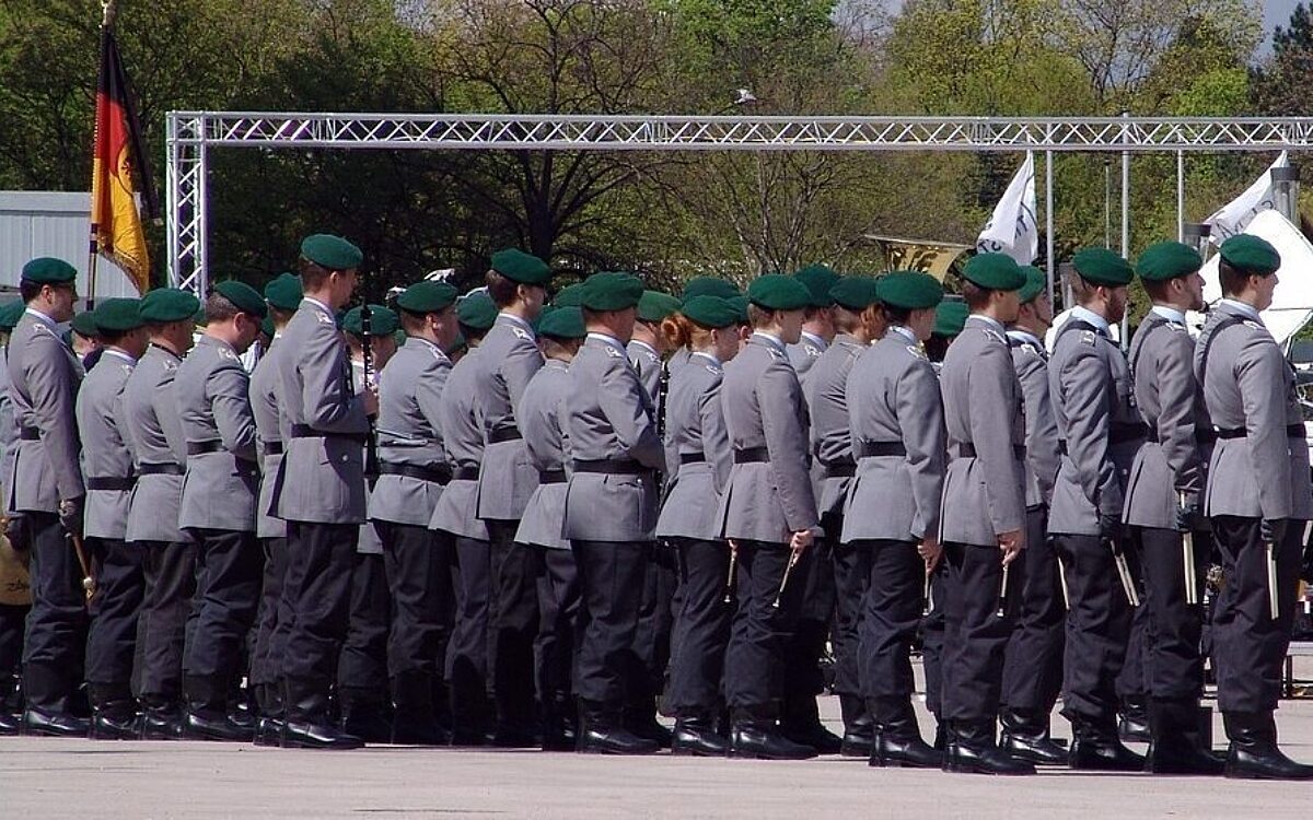 Bundeswehrsoldaten stehen in Reih und Glied Bundeswehr Soldat
