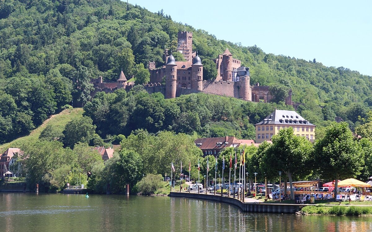 Die Burg in Wertheim thront über der Stadt Die Burg in Wertheim thront über der Stadt