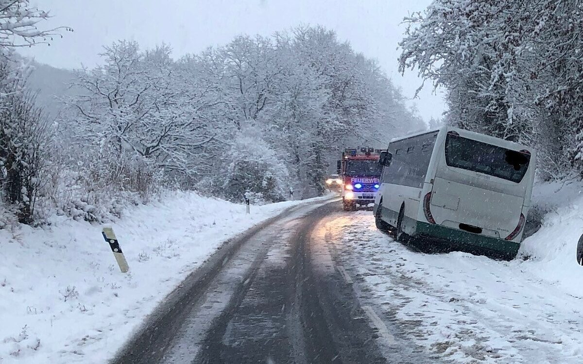 Ein Bus ist im Schnee in den Straßengraben gerutscht Ein Bus ist im Schnee in den Straßengraben gerutscht