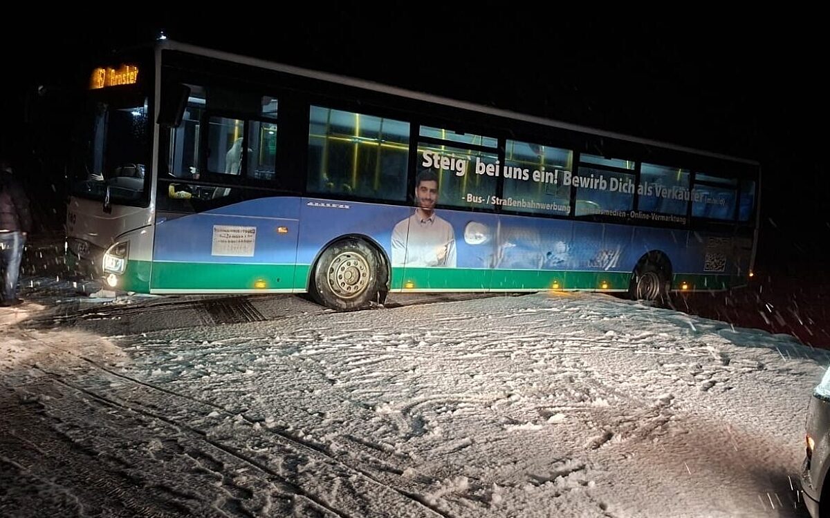 Zwischen Gramschatz und Rimpar ist am Donnerstagabend ein Bus von der Straße abgekommen