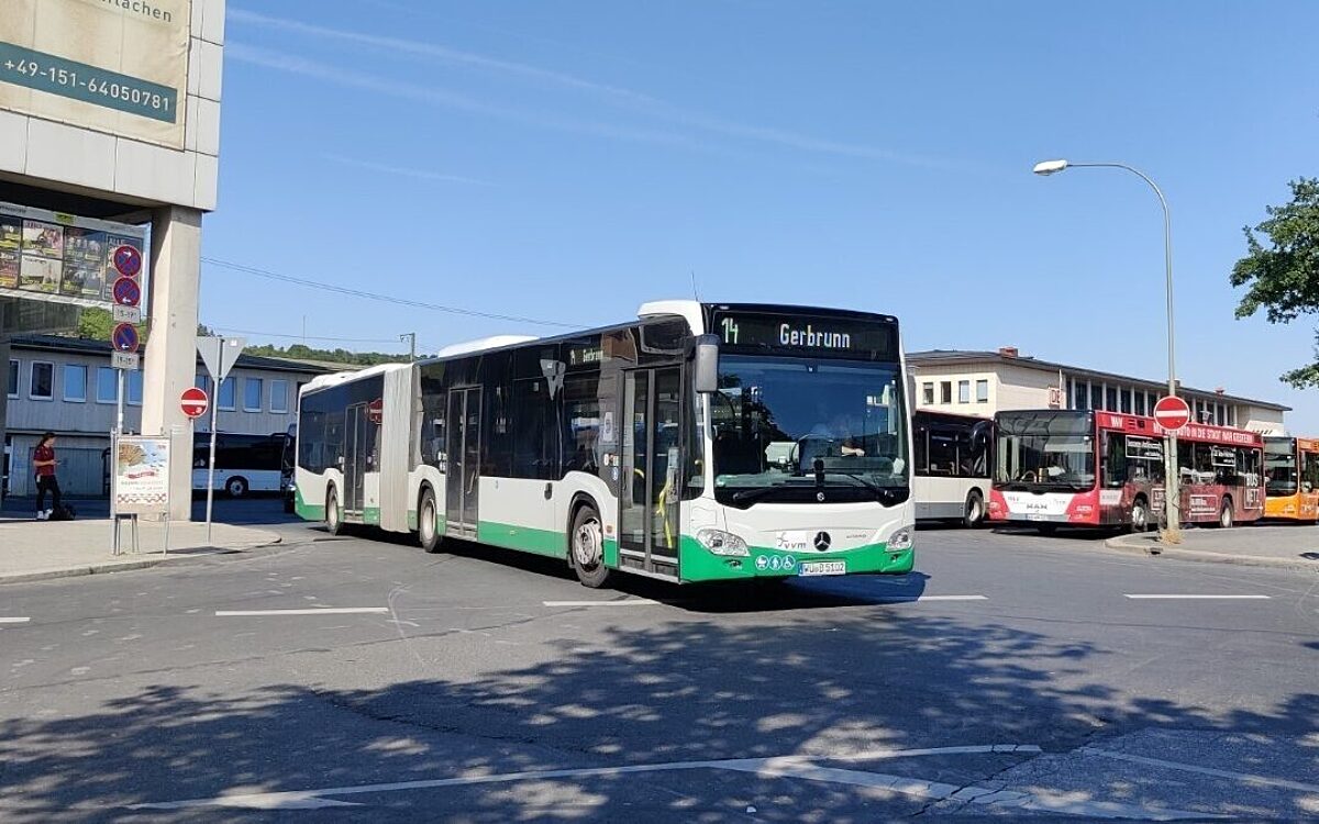 Der Busbahnhof in Würzburg mit einem Bus der Linie 14 Der Busbahnhof in Würzburg mit einem Bus der Linie 14
