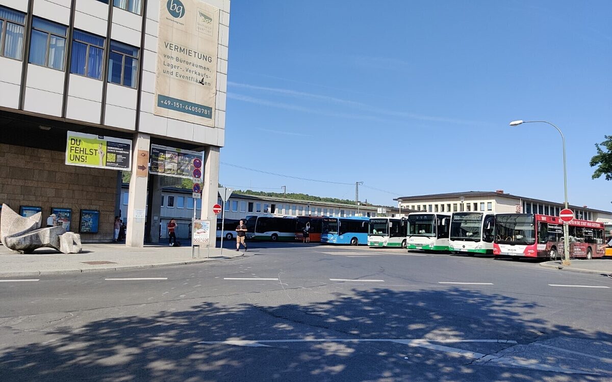Busse stehen am Busbahnhof in Würzburg Busse stehen am Busbahnhof in Würzburg