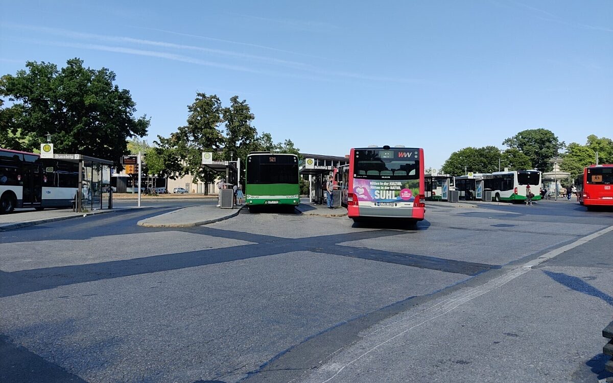 Busse stehen am Busbahnhof in Würzburg Busse stehen am Busbahnhof in Würzburg